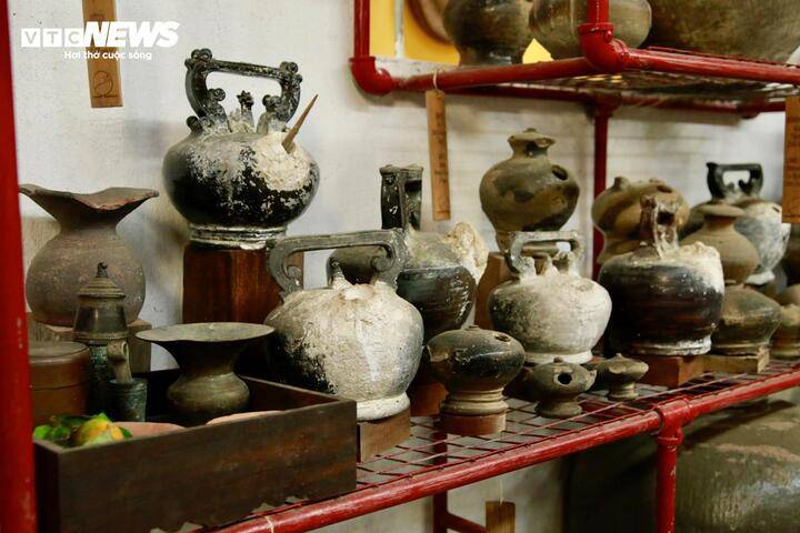 Bảo tàng hiện trưng bày gần 7000 cổ vật gốm được trục vớt từ đáy sông Hương, có loại niên đại thời thời tiền Sa Huỳnh (cách nay khoảng 2.500 – 3.000 năm).
