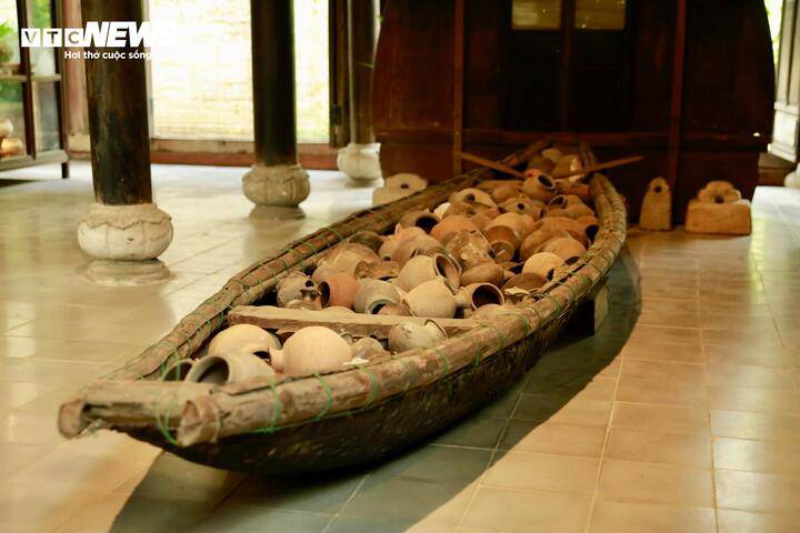 Diện tích chỉ khoảng 700m2 nhưng bảo tàng là nơi lưu giữ hàng ngàn hiện vật mang dấu ấn của lịch sử. Trong đó, phần lớn là gốm cổ được vớt từ dưới lòng sông Hương có nhiều niên đại, từ gốm Chàm, gốm Sa Huỳnh, Tiền sử, Sơ sử, Lê sơ.