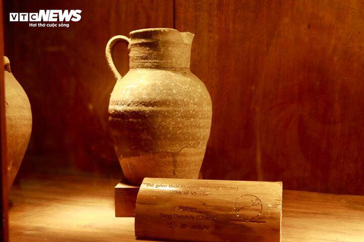 Những vật dụng dùng trong đời sống hằng ngày như lu, hũ, bình, chén, bát bồng, bình vôi làm bằng các chất liệu khác nhau như đất nung, sành, gốm men được trưng bày phong phú trong bảo tàng.