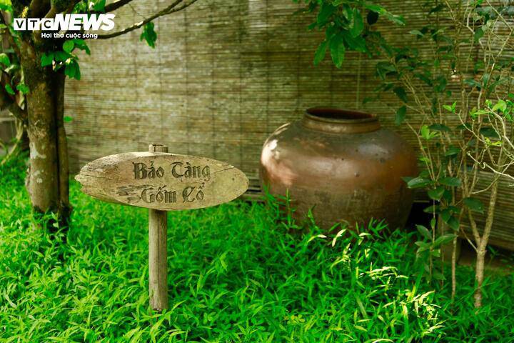 Cách chùa Thiên Mụ chưa đến 1km, trong căn nhà vườn Lan Viên cổ tích (phường Kim Long, TP Huế) là bảo tàng gốm cổ rất đặc biệt khi hầu hết các cổ vật đều được mò lên từ dưới lòng sông Hương nổi tiếng và thơ mộng.