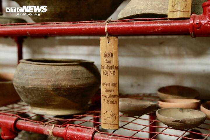 Đồ gốm sứ trục vớt dưới dòng sông Hương được xác định do các nghệ nhân chế tác từ thời Lê Trung Hưng ( khoảng thế kỷ 17- 18).