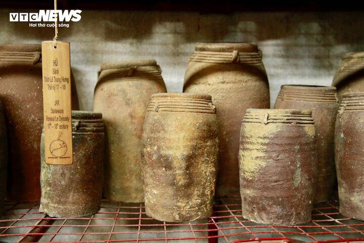 Những vết sứt mẻ và lớp trầm tích bám trên gốm là minh chứng cho hàng trăm năm nằm thẳm sâu dưới lòng sông Hương.
