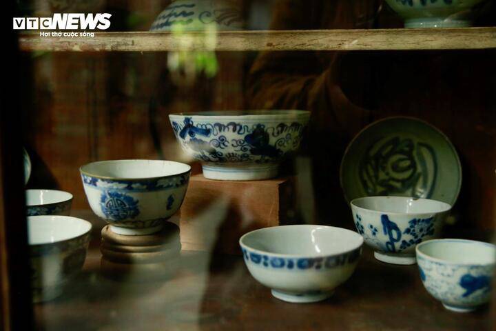 Các hiện vật đồ sứ với hoa văn xanh lam tinh xảo, thường được sử dụng trong hoàng cung và các gia đình quý tộc triều Nguyễn.
