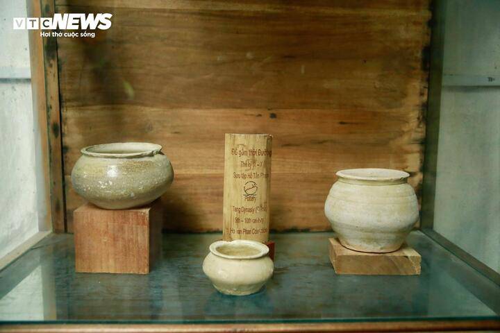 Các hiện vật gốm cổ có niên đại từ thời kỳ văn hóa nhà Đường của Trung Quốc (khoảng thế kỷ IX - X).