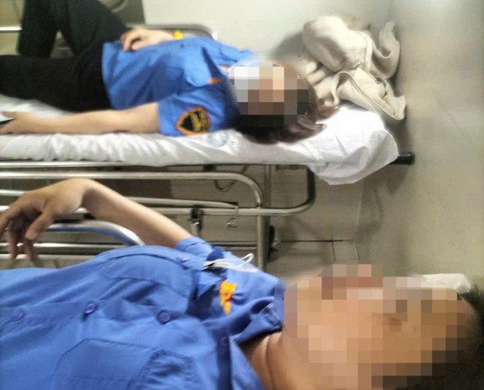 Hai nữ nhân viên gác chắn hiện vẫn còn nằm viện, tinh thần chưa ổn định sau khi bị hành hung