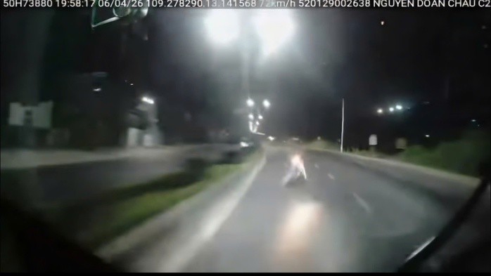 Xe máy đi vào đường ngược chiều, tông vào đầu xe khách