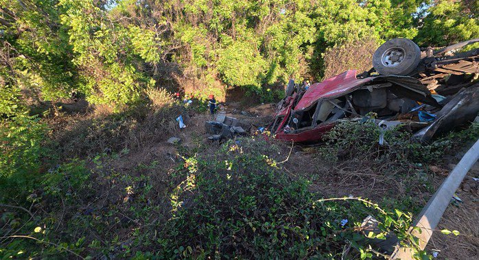 Chiếc xe khách biến dạng hoàn toàn sau khi lao xuống vực