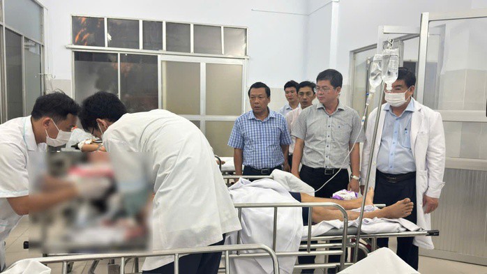 Ông Nguyễn Hồng Hải, Phó Chủ tịch UBND tỉnh Lâm Đồng (thứ 2, từ phải qua), cùng đoàn công tác thăm hỏi các nạn nhân