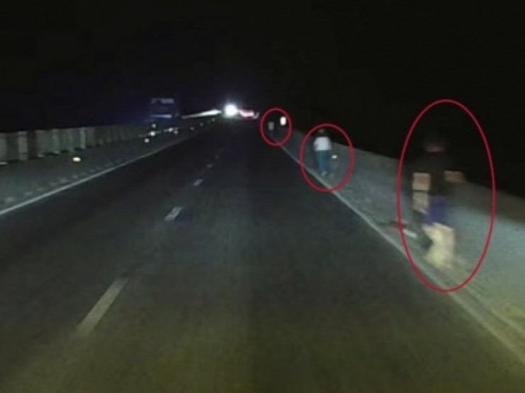 Tài xế ‘thót tim’ kể lại chuyện giữa đêm gặp 3 người đi bộ trên cao tốc