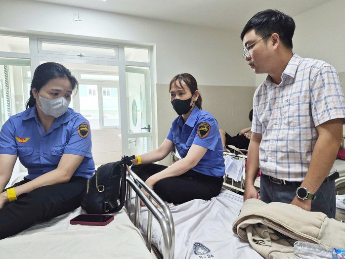 Hai nữ nhân viên gác chắn bàng hoàng kể lại giây phút bị người phụ nữ hành hung