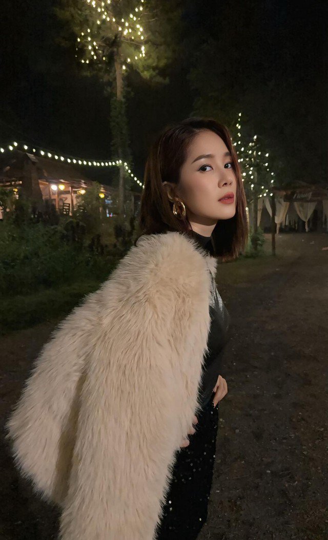 Lê Phương ưu tiên thực phẩm lành mạnh trong khẩu phần ăn hằng ngày. Cô hạn chế đồ dầu mỡ, tăng cường rau xanh, trái cây và uống đủ nước. Đây là yếu tố quan trọng giúp làn da duy trì độ ẩm, hạn chế lão hóa và giữ được vẻ căng mịn tự nhiên.