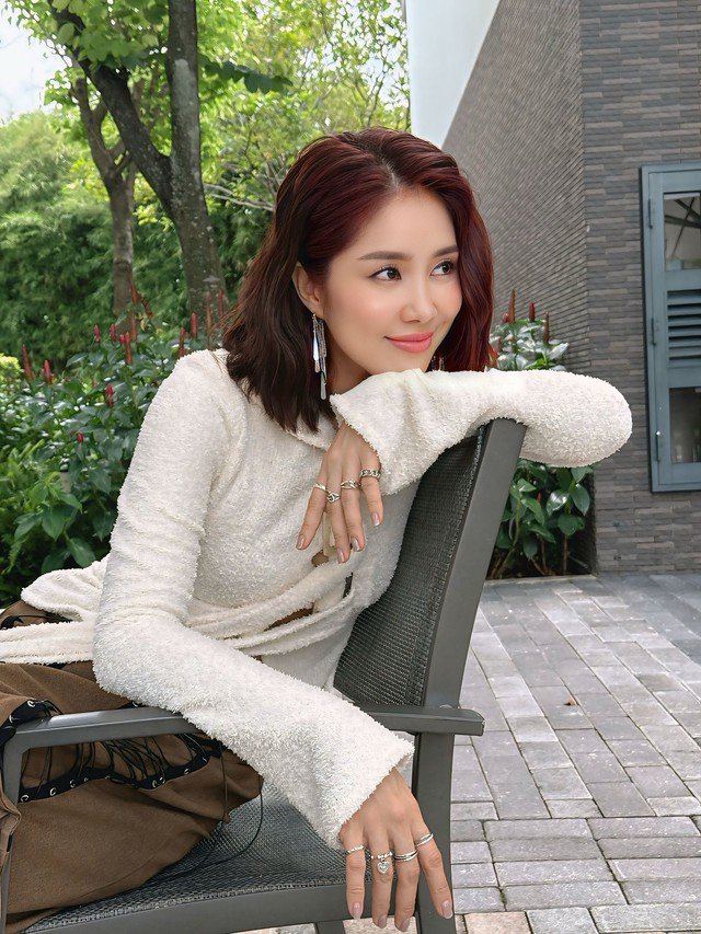 Để có được sự ăn ý và hài hòa về hình ảnh, Lê Phương đã chuẩn bị cho vai diễn không chỉ kỹ năng diễn xuất mà còn chỉn chu về sắc vóc. Ở tuổi trung niên, nữ diễn viên ngày càng ý thức được việc giữ gìn nhan sắc.