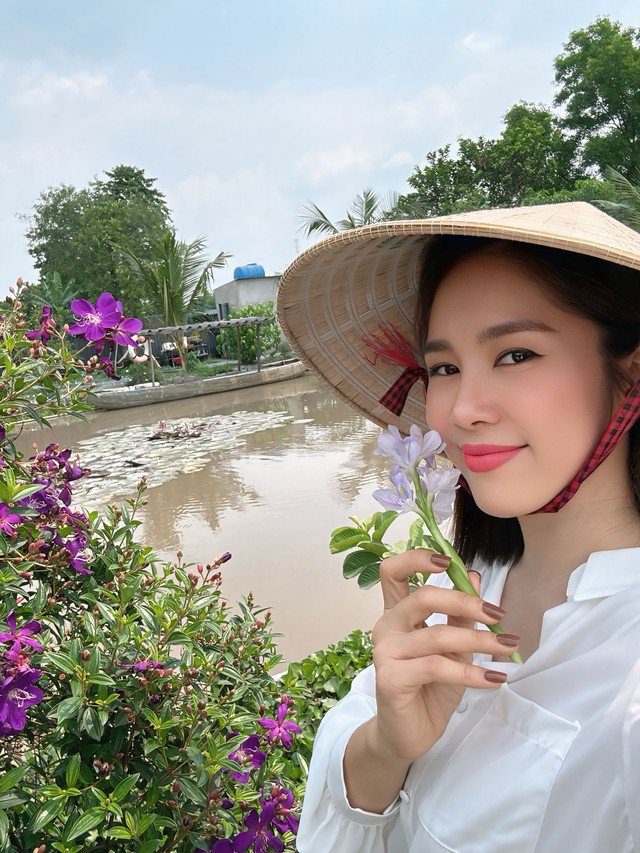 Bên cạnh chăm sóc da, Lê Phương duy trì việc tập thể dục nhẹ nhàng như yoga hoặc đi bộ. Những hoạt động này không chỉ giúp giữ dáng mà còn cải thiện tuần hoàn máu, mang lại làn da hồng hào và sức khỏe tốt.