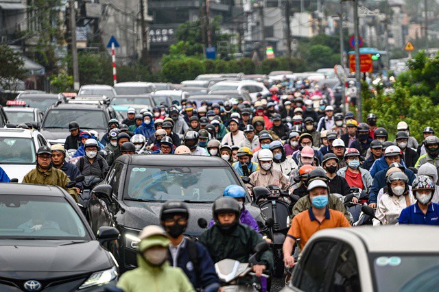 Theo Đào Việt Long – Phó Giám đốc Sở Xây dựng, Hà Nội không áp dụng đại trà vùng phát thải thấp trên toàn tuyến Vành đai 1 mà sẽ triển khai thí điểm theo từng khu vực cụ thể. Việc kiểm soát khí thải đối với ô tô, xe máy được thực hiện có lộ trình, xác định rõ phạm vi, thời gian và nhóm đối tượng phù hợp với điều kiện thực tế. Ảnh: Bảo Loan