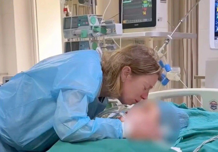 Người thân trao nhiều cái ôm, nụ hôn từ biệt cho con gái trước khi hiến tạng. Ảnh: Bệnh viện cung cấp