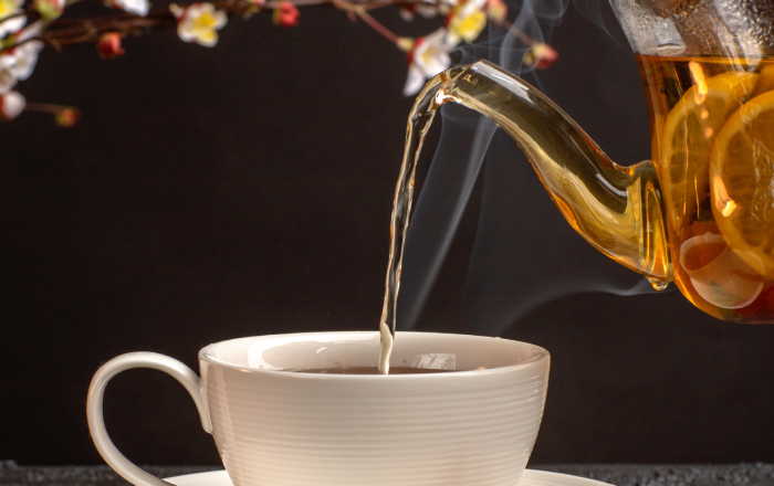 Uống trà nóng làm tổn hại niêm mạc thực quản kéo dài. Ảnh: Freepik.