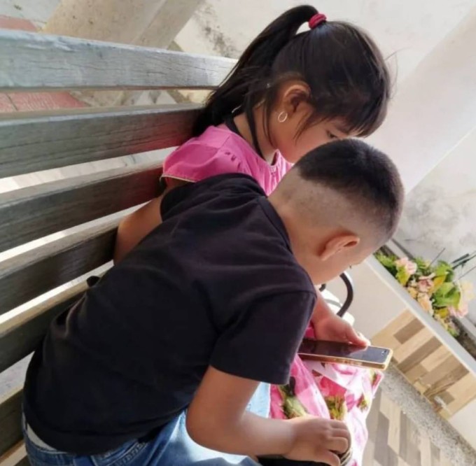 Bé Sauri và em trai Darien. Ảnh: Metro