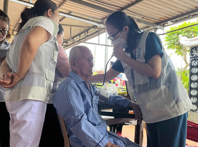 Đội chăm sóc sức khỏe liên tục gắn với địa bàn dân cư tại xã Đất Đỏ khám, chăm sóc sức khỏe cho người dân tại nhà. Ảnh: Thảo Ngân.