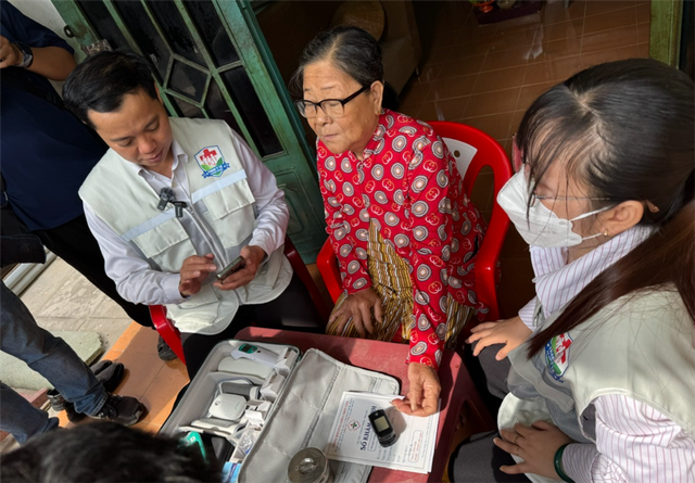 Đội chăm sóc sức khỏe tại xã Hiệp Phước khám sức khỏe cho người dân ngay tại hộ gia đình. Ảnh: SYT.