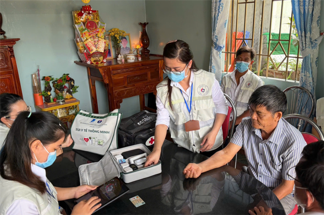 Đội chăm sóc sức khỏe liên tục gắn với địa bàn dân cư tại xã Bắc Tân Uyên (TPHCM) tới tận nhà người dân để kiểm tra sức khoẻ. Ảnh: SYT.