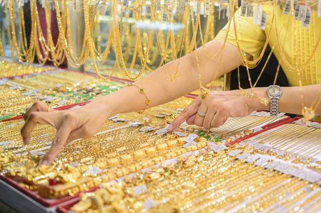 Giá vàng hôm nay, ngày 7/4, giảm mạnh giá vàng nhẫn và giá vàng miếng.
