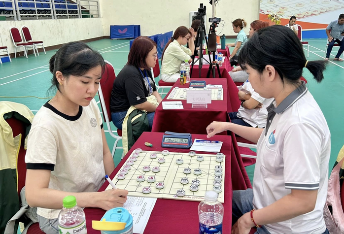 Cao Phương Thanh (trái) đối đầu cùng đồng đội Trần Tuệ Doanh