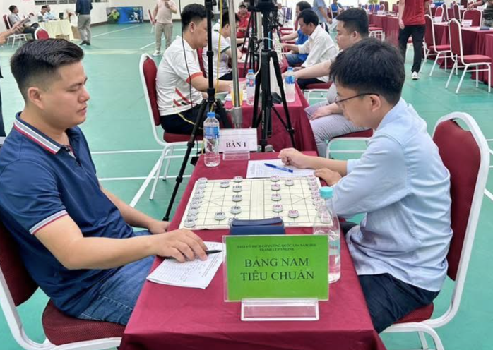 Lại Lý Huynh (trái) thất bại trước Phí Mạnh Cường