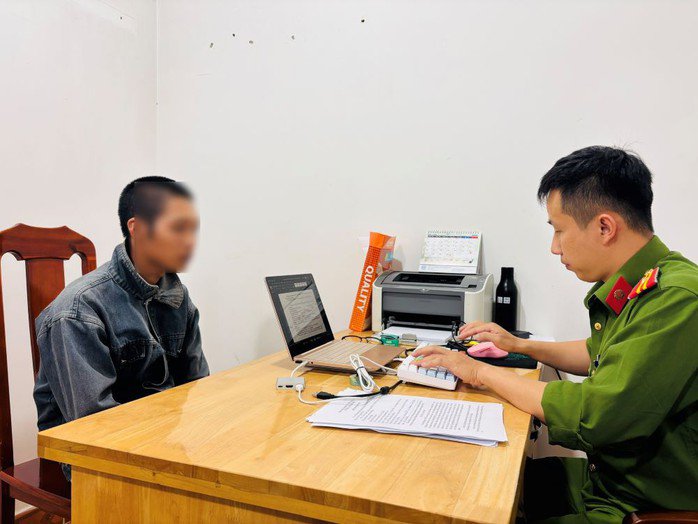 Công an phường B’Lao làm việc với T.