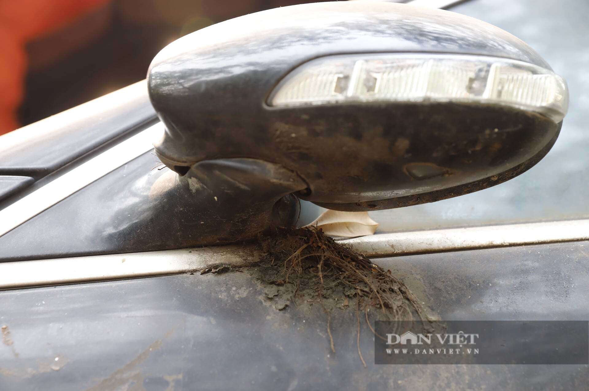 Phía sau xe, hình tròn bo biểu tượng ngôi sao 3 cánh cũng không còn, mặt gương chiếu hậu, tay nắm cửa và các logo AMG xung quanh đều bị mất.