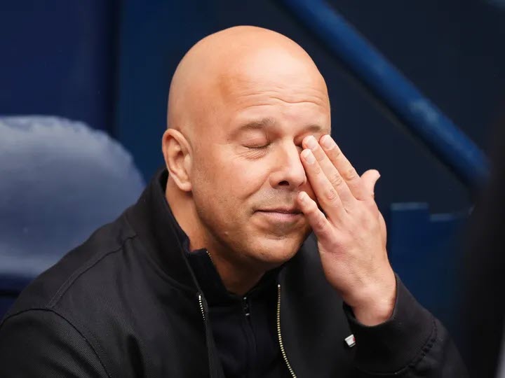 Arne Slot tỏ ra bất lực trước đà sa sút của Liverpool