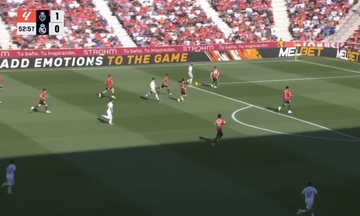 Mbappe nhận bóng bên trái, vẫn không cầu thủ nào của Real trong vòng cấm