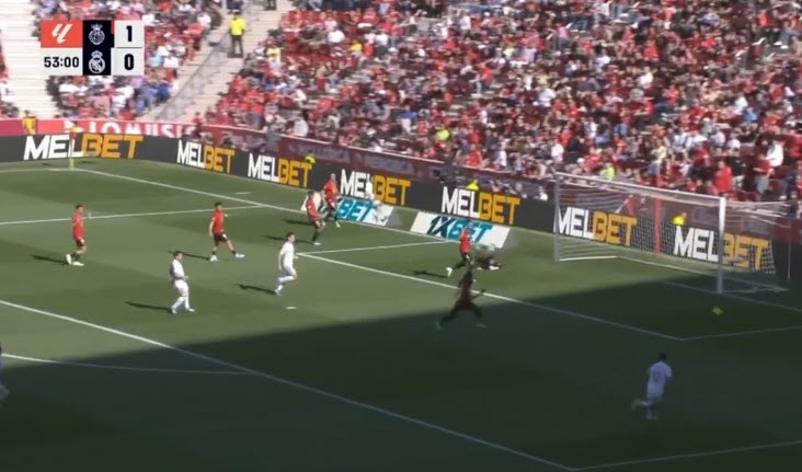 Một quả căng ngang cắt mặt, nhưng Brahim Diaz đã không kịp lao vào