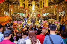 Lễ Giỗ Tổ Hùng Vương, Suối Tiên tặng 10.000 phần gạo Lộc cho du khách