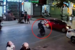 Clip: Tránh ô tô quay đầu, thanh niên đánh võng “hạ gục” xe máy đối diện