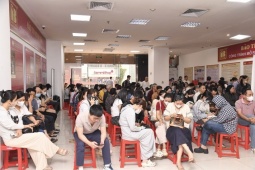 Giá vàng hôm nay mới nhất (7/4): Hàng trăm người kéo đến Bảo Tín Minh Châu, mua hay bán?