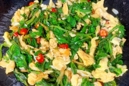 Loại rau dại báu vật nên ăn trong tháng 4, ngon hơn rau sam, bổ hơn bồ công anh, giúp bản vệ gan, xào trứng cực thơm