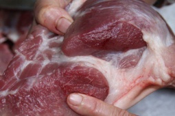 Thịt lợn có 4 đặc điểm này, rẻ mấy cũng đừng vội mua: Cẩn thận “rước bệnh” về nhà