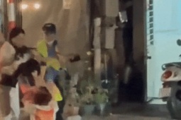 Người phụ nữ vượt rào chắn tàu, hành hung hai nhân viên đường sắt