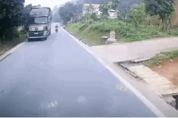 Clip: Điều khiển xe máy lấn làn vượt ẩu, thanh niên 'bỏ' xe máy để thoát thân