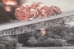 Đám cháy lớn nhấn chìm cây cầu biểu tượng ở Panama