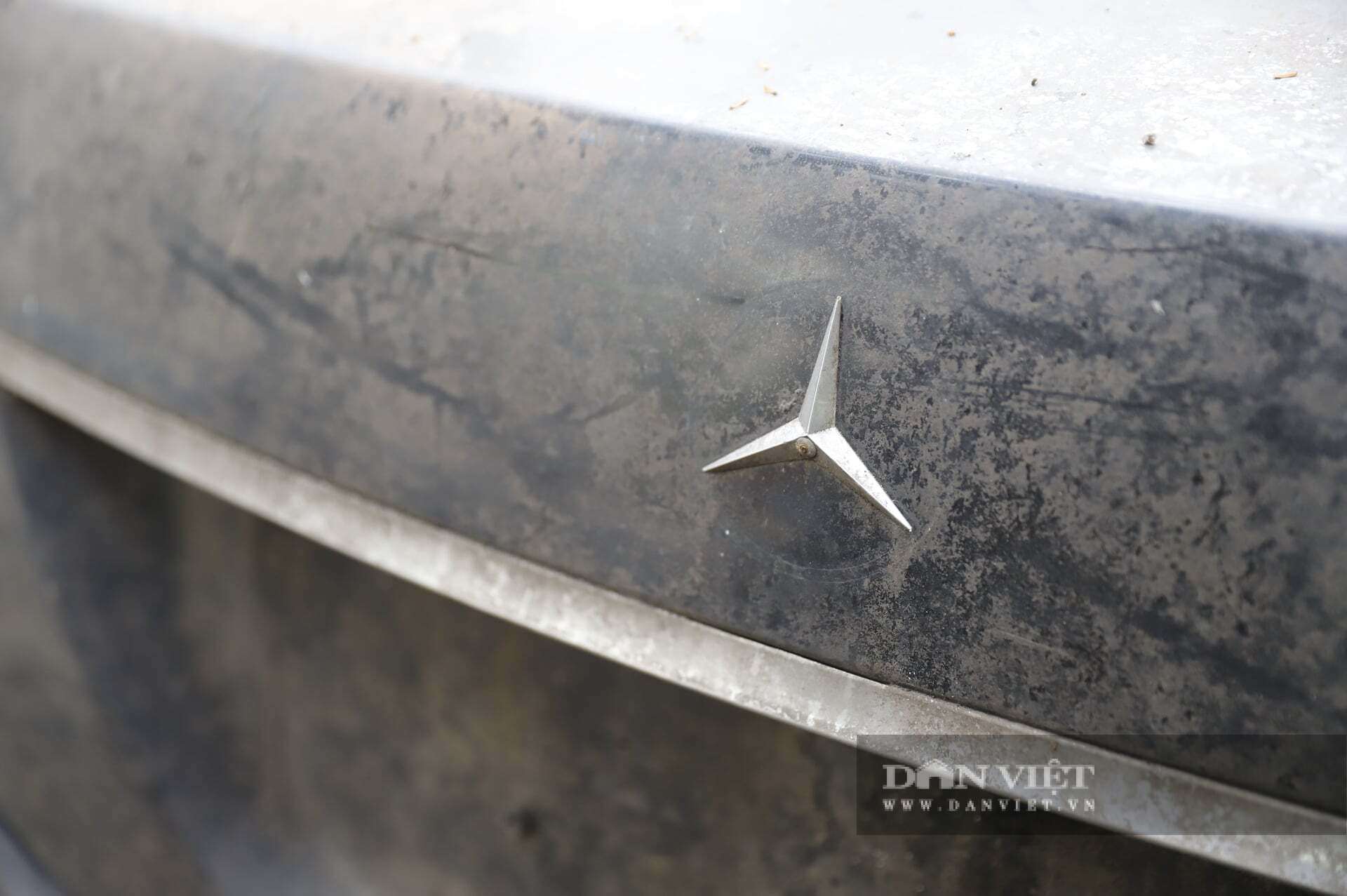 Phía sau xe, hình tròn bo biểu tượng ngôi sao 3 cánh cũng không còn, mặt gương chiếu hậu, tay nắm cửa và các logo AMG xung quanh đều bị mất.