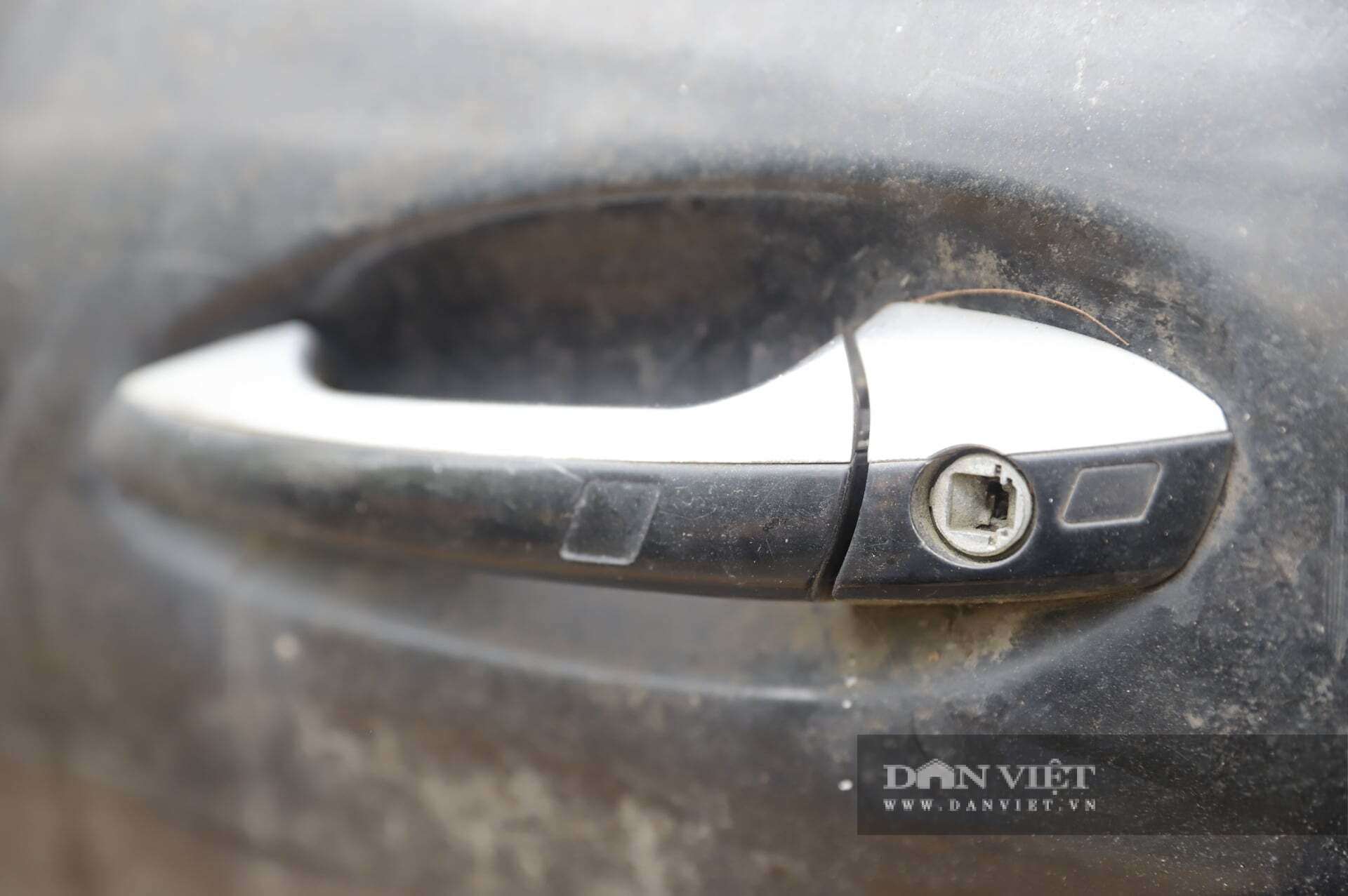 Phía sau xe, hình tròn bo biểu tượng ngôi sao 3 cánh cũng không còn, mặt gương chiếu hậu, tay nắm cửa và các logo AMG xung quanh đều bị mất.