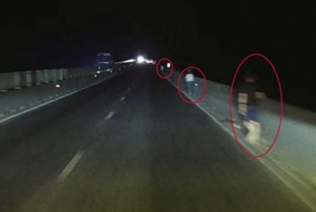 Tài xế ‘thót tim’ kể lại chuyện giữa đêm gặp 3 người đi bộ trên cao tốc