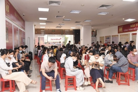 Giá vàng hôm nay mới nhất (7/4): Hàng trăm người kéo đến Bảo Tín Minh Châu, mua hay bán?