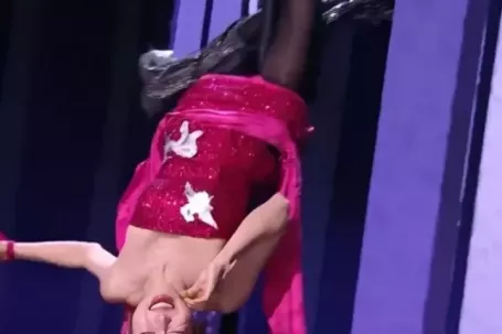 Trang Pháp múa cột, treo ngược người gây sốt ở Trung Quốc