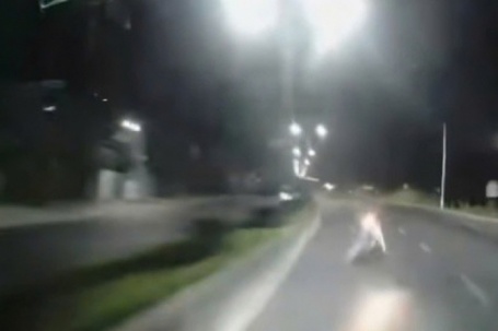 CLIP: Khoảnh khắc xe máy lao vào xe khách, người đàn ông tử vong tại chỗ