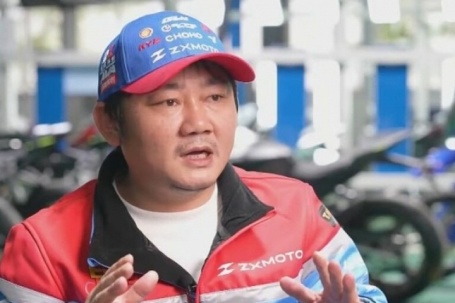 Thợ sửa xe quê thành ông chủ hãng môtô vô địch thế giới