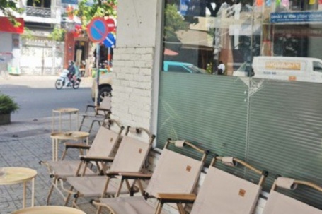 Vào quán cà phê ngồi 10 tiếng chỉ gọi 1 ly nước: Do khách hay chủ quán?