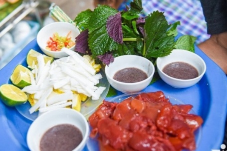 Món ăn 'hạ hỏa' ngày nắng nóng ở Hà Nội, hương vị gây tranh cãi vẫn hút khách