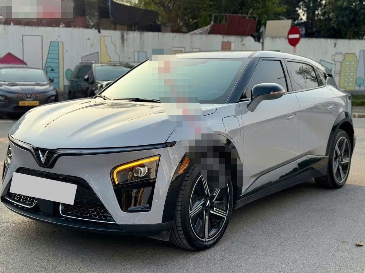 Ảnh thực tế một chiếc Vinfast VF 7 đang được rao bán.